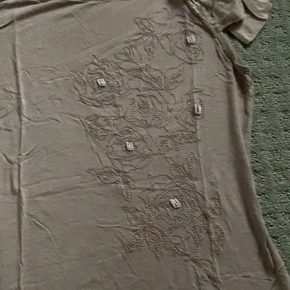 RW&CO beautiful flower detailing tee - Picture 2 of 8